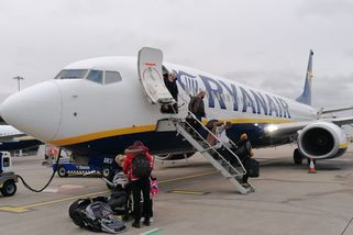 Když prasklé okénko nasálo pasažéra, pilot Ryanairu dokázal přistát. Na zemi se ale rozplakal